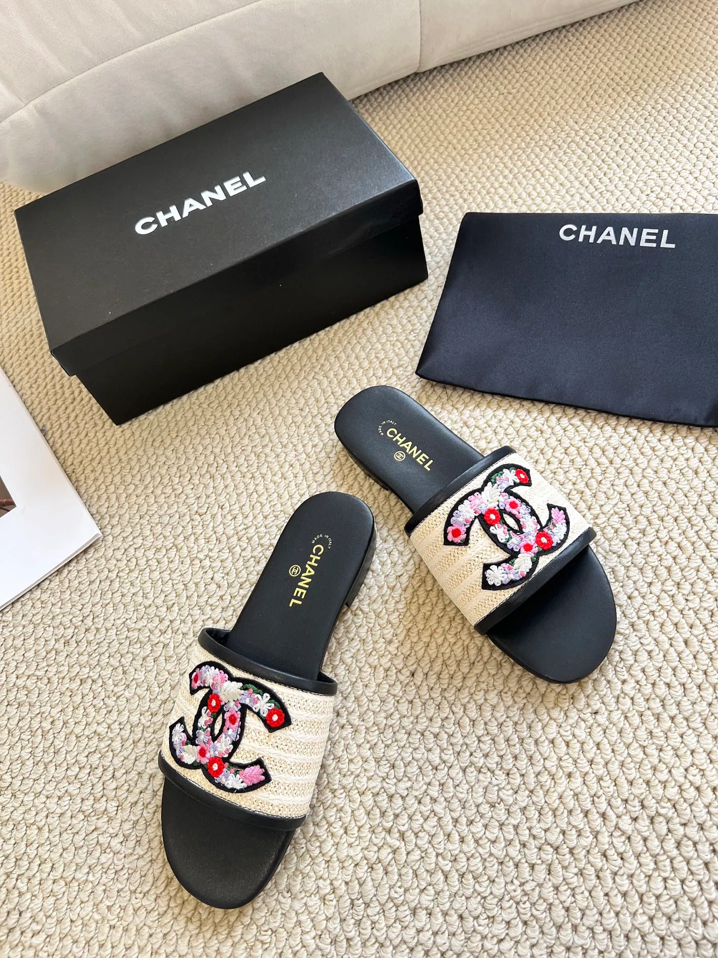 👟👟Ex-factory price 340👟👟 Genuine leather sole +30 CHANEL, the upper uses three-dimensional electric embroidery technology, the upper foot is comfortable, soft and breathable, must-have size 35-43 every day, leather sole +30